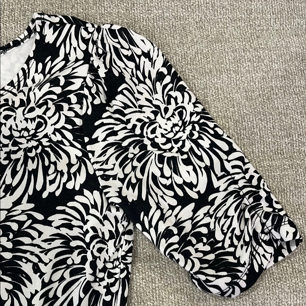Banana Republic Black and White Mini Sheath Dress with Short Sleeves - Picture 5 of 7